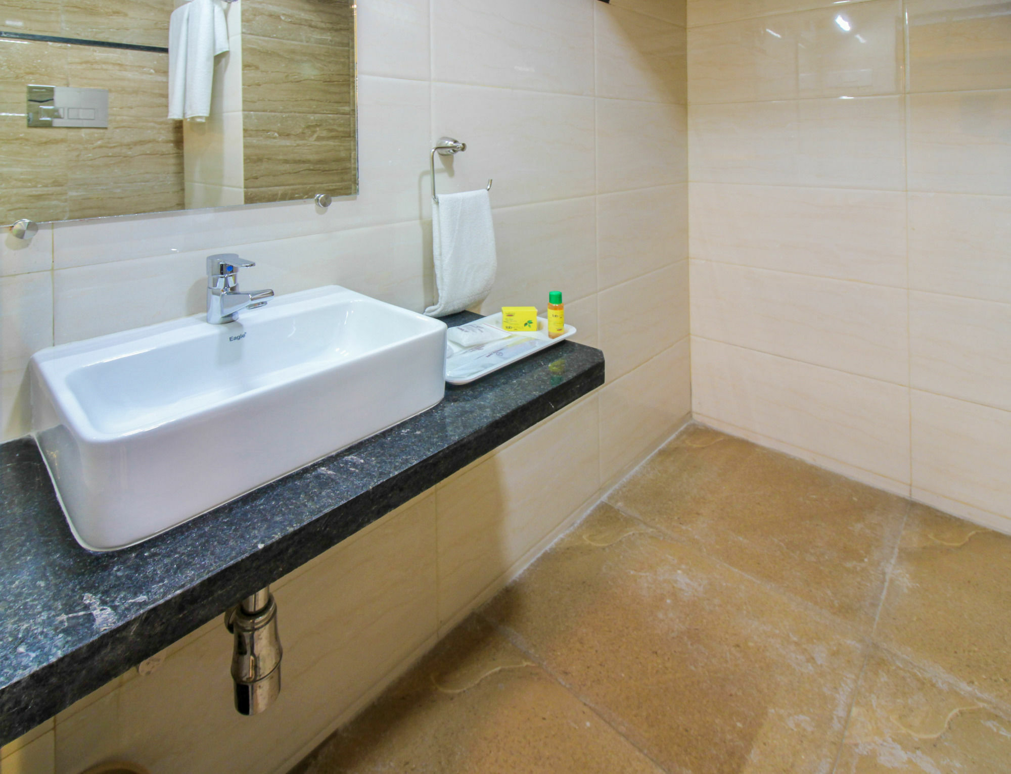 Fabhotel Plus Embassy Park Мумбаи Экстерьер фото
